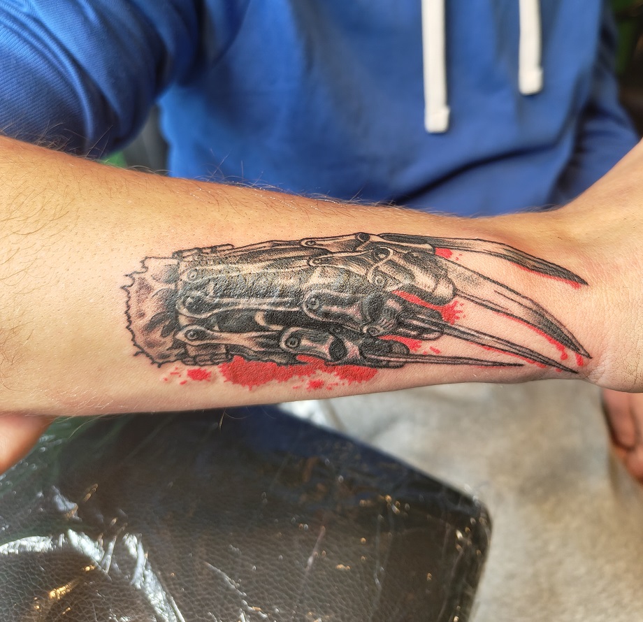 Coverup Tattoo mit dem Freddie Krüger Handschuh