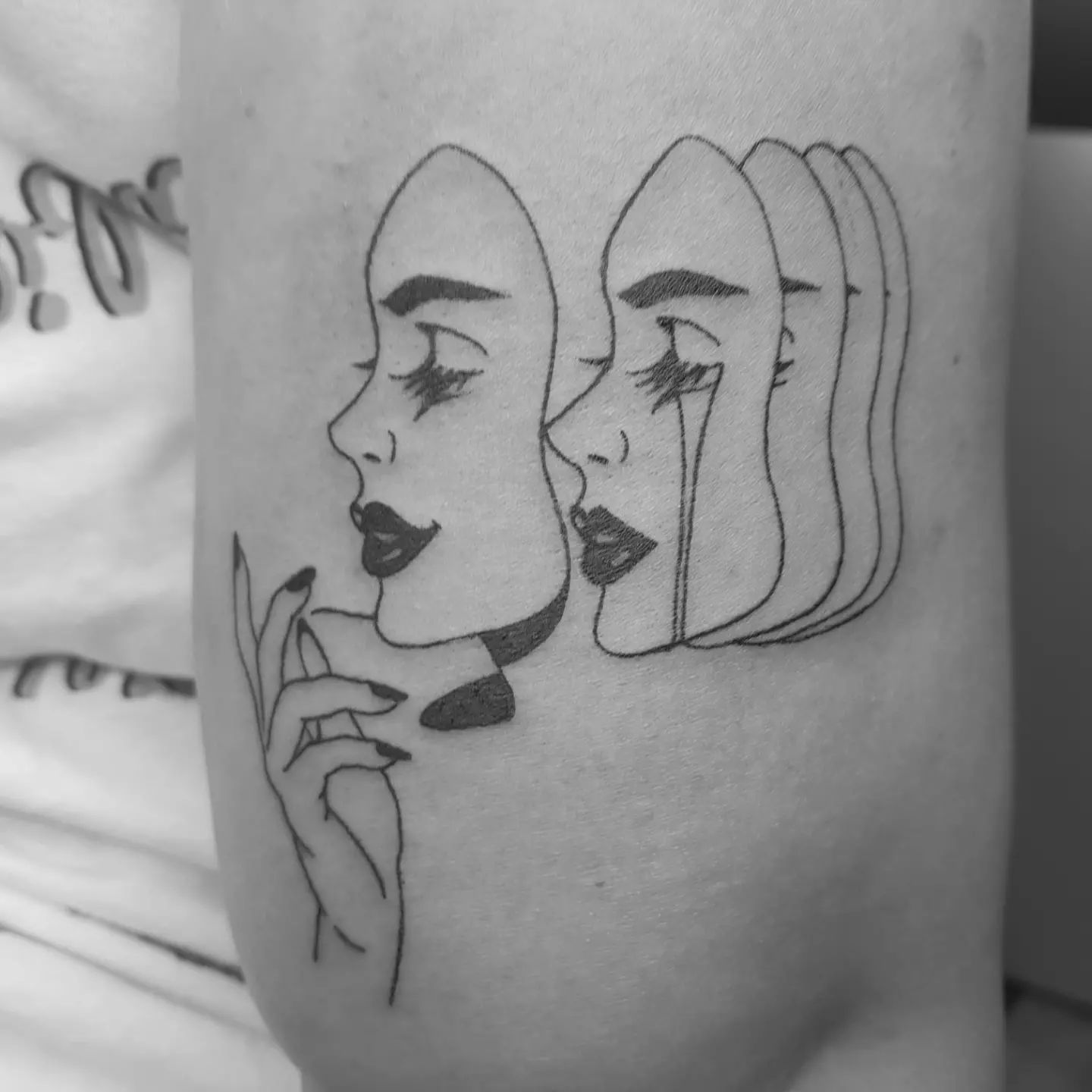 Tattoo eines abstrakten Masken Motivs