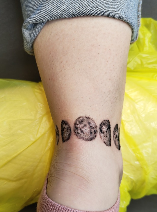 Tattoo der Mondphasen auf der Achilles-Sehne