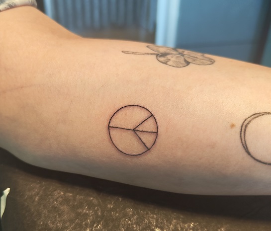 Ein Peace Tattoo auf der Arm-Innenseite