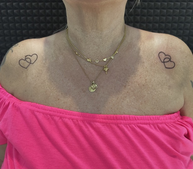 Tattoo zweier symmetrischer, identischer Herzen auf den Schultern